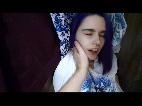 ❤️ 在衣柜里发现我的妹妹并帮助她射精 ❤❌ Fucking
